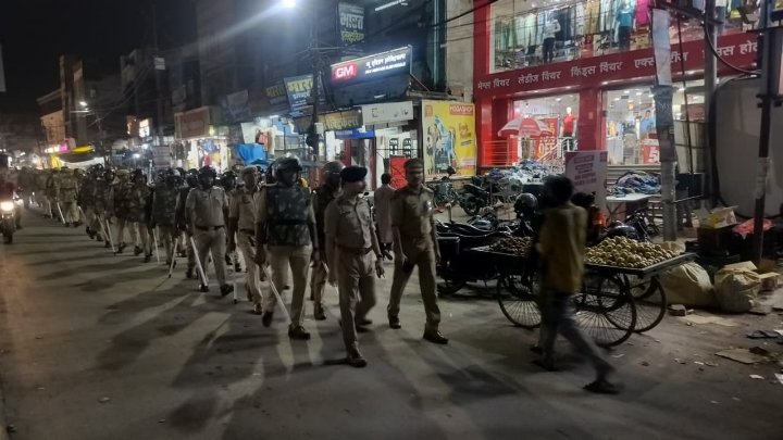 त्योहारी सीजन में कड़ा पहरा, पुलिस ने निकाला फ्लैग मार्च