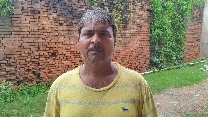 रिक्शा चालक खुल्ले कराने गया, सवारी फरार हुआ