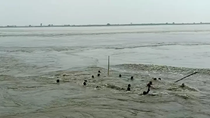 राघोपुर में तटबंध मरम्मत के दौरान नाव डूबी, लोगों में हड़कंप