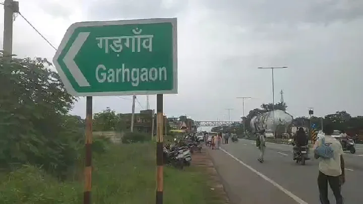 308 चक्का वाला विशालकाय ट्रेलर अटका, गढ़गांव ब्रिज के पास फंसा