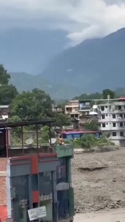 हेलीकॉप्टर से शानदार रेस्क्यू, आपदा में फंसे बच्चे को बचाया