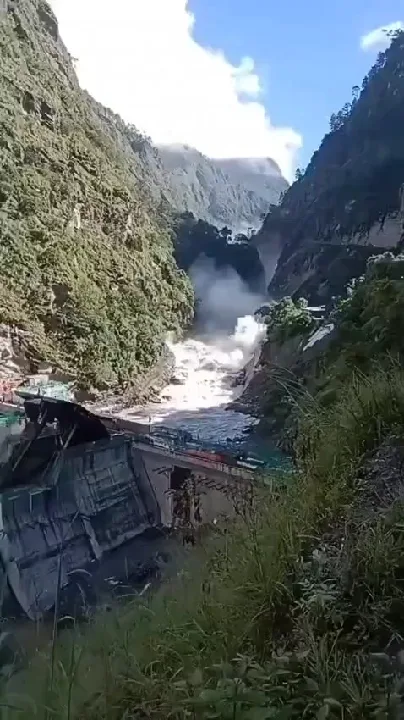 नेपाल में चीन-तिब्बत सीमा के पास भयंकर बाढ़ से तबाही