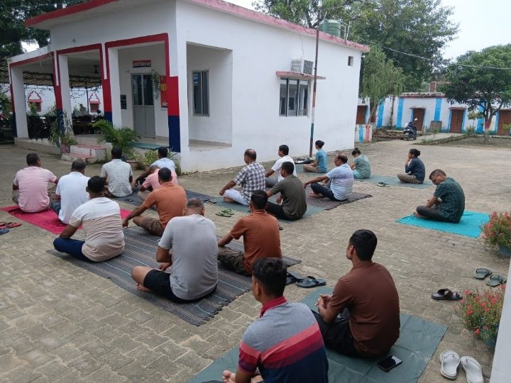 महुली थाने में पुलिसकर्मियों के लिए योग और प्राणायाम का विशेष प्रशिक्षण