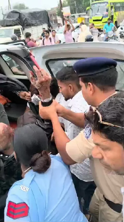राउ थाना क्षेत्र में भयानक एक्सीडेंट, 4 घायलों को अस्पताल पहुंचाया गया