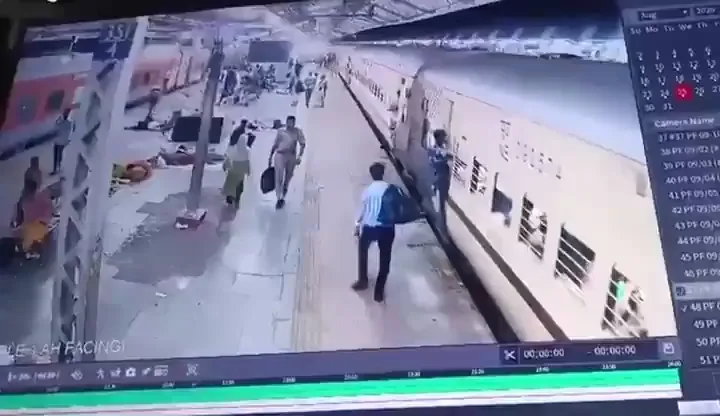 रेलवे पुलिस ने बचाई यात्री की जान, वीडियो हुआ वायरल