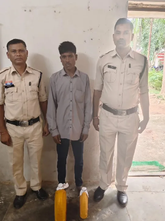 नरहरपुर पुलिस ने अवैध महुआ शराब के साथ दो लोगों को गिरफ्तार किया