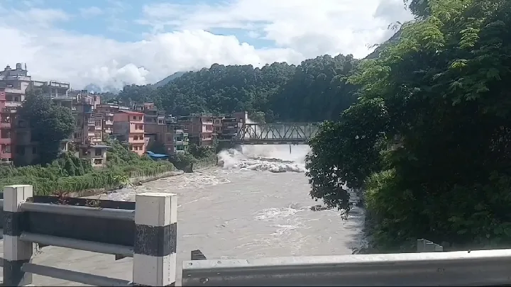 लोग भाग रहे हैं जान बचाने के लिए