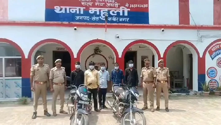 संत कबीर नगर पुलिस की कार्रवाई, माफीनामा भरवाए, वाहन सीज और चालान जारी