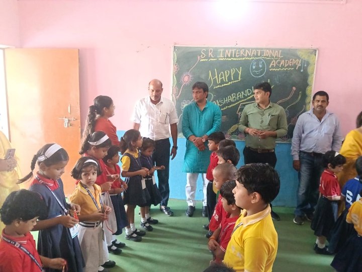 राखी बांध बहनों ने खिलाई मिठाई, रक्षा बंधन का पर्व मनाया