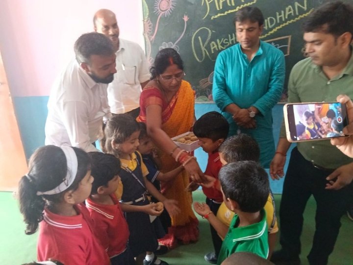 एसआर कैंपस में रक्षा बंधन पर्व की धूम, बहनों ने बांधी राखी
