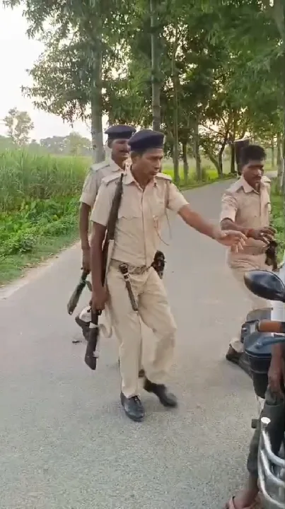 मोटरसाइकिल की डिक्की से अंग्रेजी शराब बरामद, युवक गिरफ्तार