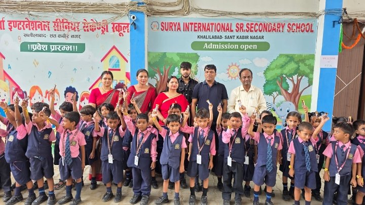 सूर्या अकैडमी में रक्षाबंधन पर बहनों ने बाधी राखियां