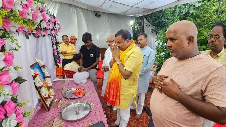 श्री देवेन्द्र मणि गोस्वामी ने ब्रह्मभोज में की शिरकत