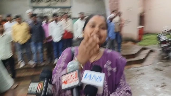 जनसुनवाई में भागे अधिकारी, किसानों ने किया विरोध