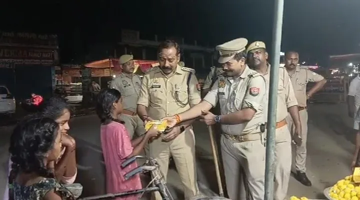 पुलिस ने रक्षाबंधन पर बच्चों को बांटी मिठाई, चेहरों पर लाई मुस्कान