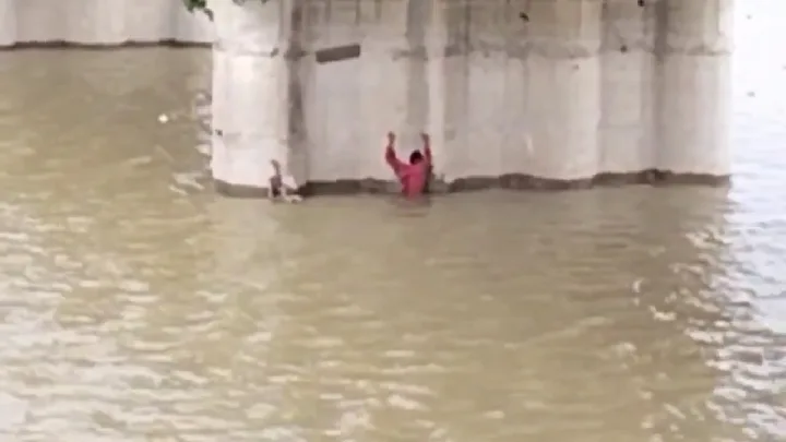 मोबाइल की जिद में नदी में कूदे पिता-पुत्र, मछुआरे ने बचाया