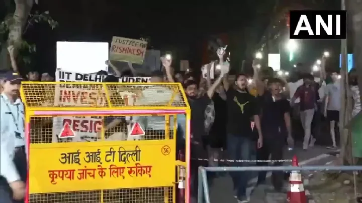 दिल्ली: एमएससी भौतिकी छात्र की मौत के बाद विरोध प्रदर्शन