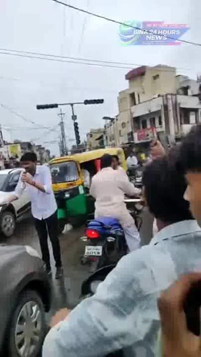 थाली लेकर सड़क पर उतरे कांग्रेस कार्यकर्ता, महंगाई पर उठाए सवाल