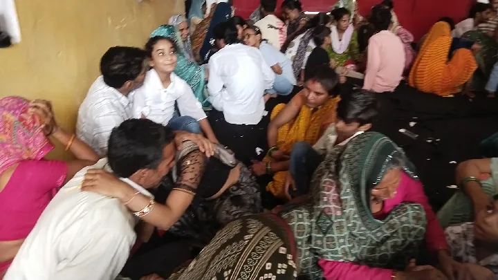 डबरा जेल में बहनों ने बांधी भाइयों को राखी, भावुक हुए बंदी