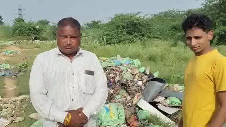 ग्राम बगड़ राजपूत में अस्पताल का कचरा और मवेशी पटका जा रहा