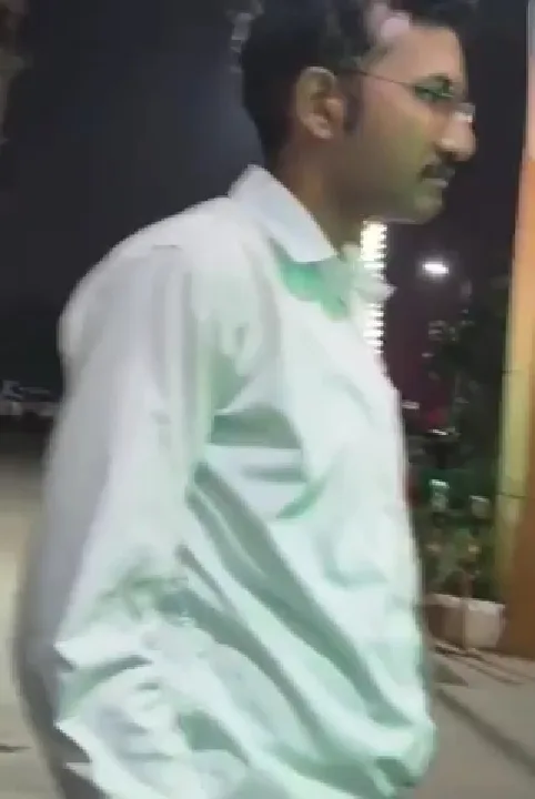 नोएडा में मॉडर्न महिला ने सिक्योरिटी गार्ड्स को दी भयंकर गालियाँ