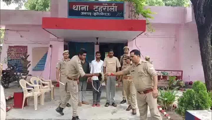 देशी शराब की दुकान में चोरी का खुलासा, तीन आरोपी गिरफ्तार