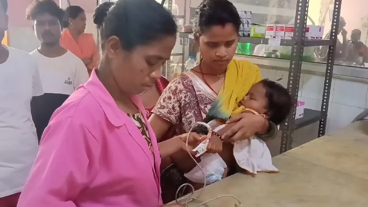 गोद में बीमार बच्ची, अस्पताल में डॉक्टर गायब!