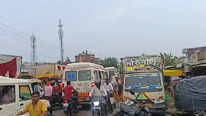 नाथनगर चौराहे पर जाम में फंसी 112 पुलिस गाड़ी, दो एम्बुलेंस भी अटकी