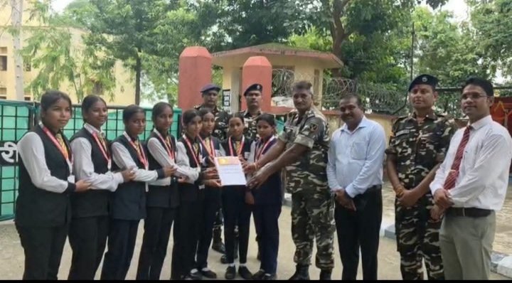 रक्षाबंधन पर छात्राओं ने जवानों को बांधी राखी, सुरक्षा का दिया वचन
