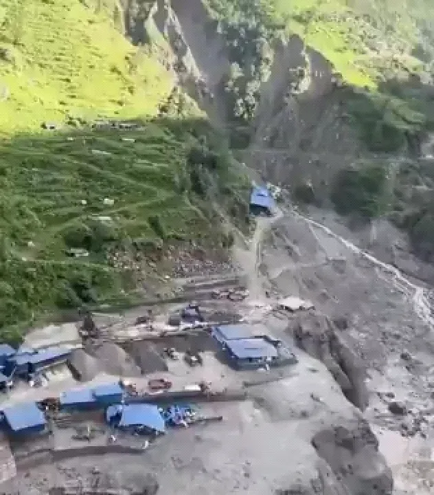 नेपाल में जल प्रलय, ऊंचाई पर बने भवन ही बचे
