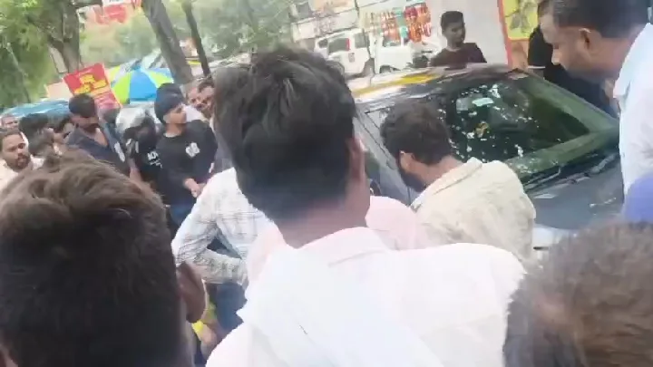 सड़क पर युवतियों का हाई वोल्टेज ड्रामा,वायरल हुआ वीडियो