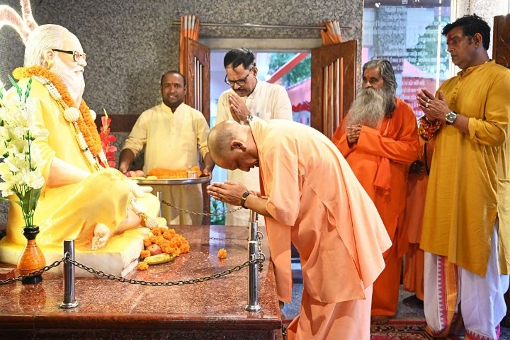 रक्षाबंधन पर योगी आदित्यनाथ ने गोरखनाथ मंदिर में की पूजा