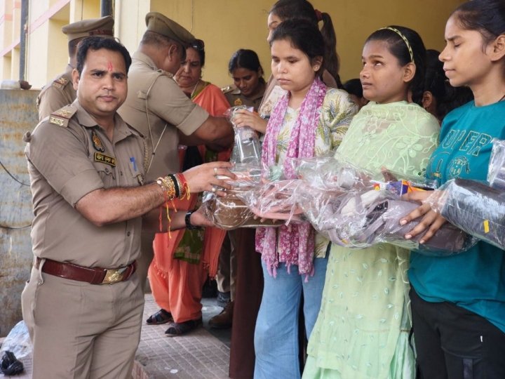 खाकी में छुपा नरम दिल, बहनों ने बांधी राखी