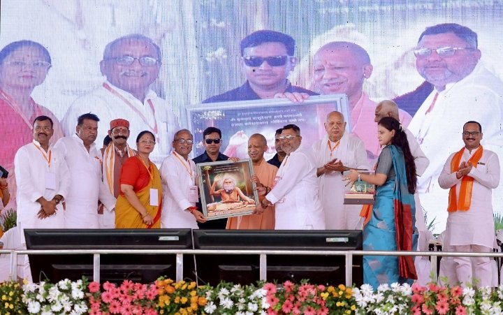 देवरिया में ₹305 करोड़ की परियोजनाओं का लोकार्पण, लाभार्थियों को प्रमाण-पत्र वितरित