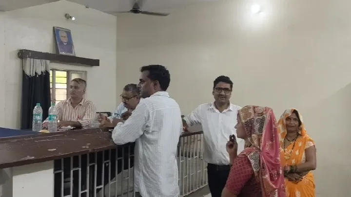 राजाखेड़ा में नामांकन: कांग्रेस ने झोंकी ताकत, भाजपा में सुस्ती