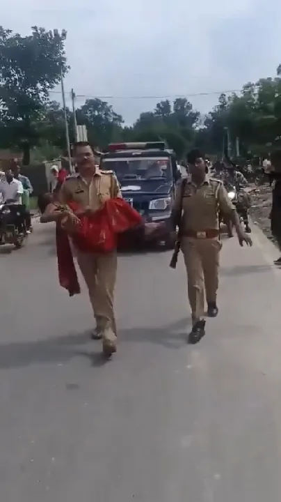 SHO साहब ने घायल महिला को अस्पताल पहुंचाने के लिए पैदल चलने का किया फैसला