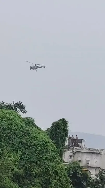 हेलीकॉप्टर से निगरानी, चित्रकूट रामघाट बाढ़ प्रभावित क्षेत्र