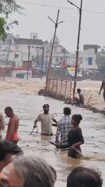बारिश के कारण चित्रकूट में ब्रिज बह गया
