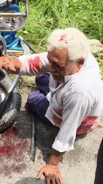 कार से ई रिक्शा की टक्कर, एक की मौत, कई घायल