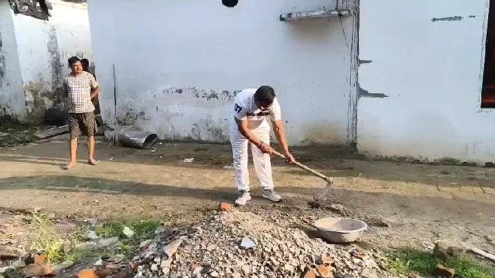 वर्दी में सेवा, हाथों में झाड़ू: संतकबीरनगर पुलिस का स्वच्छता अभियान