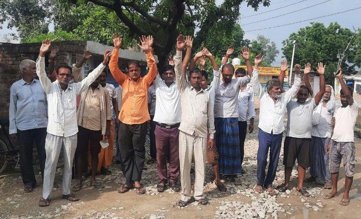 सड़क निर्माण में धांधली का आरोप, ग्रामीणों का प्रदर्शन
