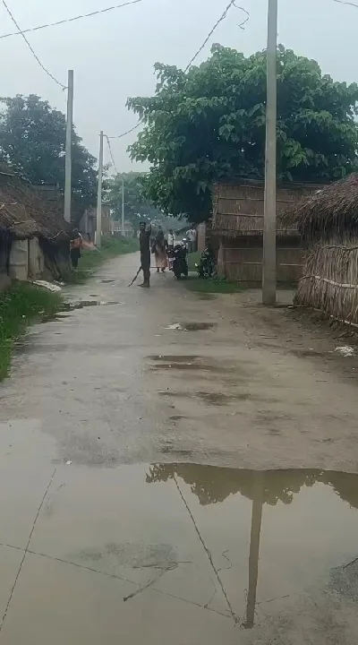 तलवार लेकर घूम रहा युवक, वीडियो वायरल