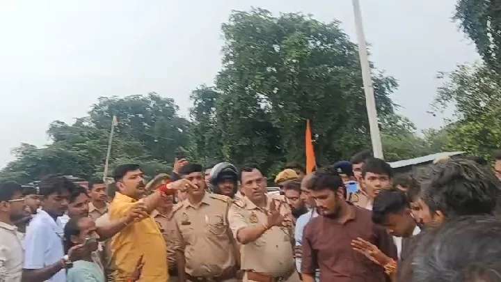 मनीष दुबे हत्याकांड: सड़क जाम, फरार भाइयों पर इनाम घोषित