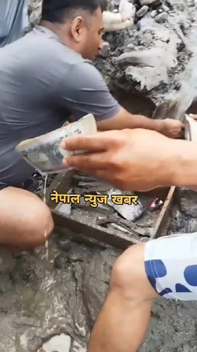 नेपाल में तबाही, नेपाल पुलिस ने बिखरा लोगों का धन