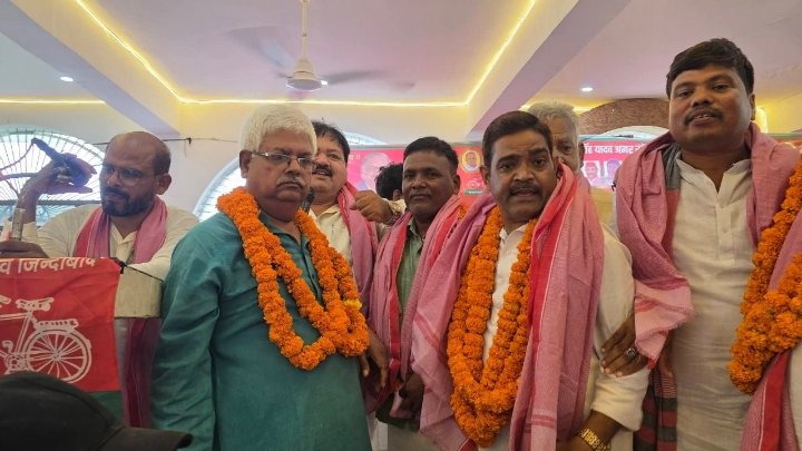 सपा सम्मेलन में दिखी एकजुटता, सभी प्रत्याशियों को मिला सम्मान