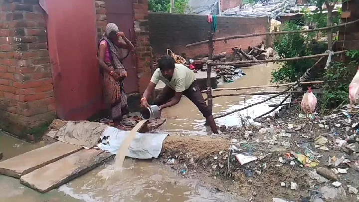 जमुनिहा पुरवा में मूसलाधार बारिश का कहर, ग्रामीणों ने किया रोड जाम