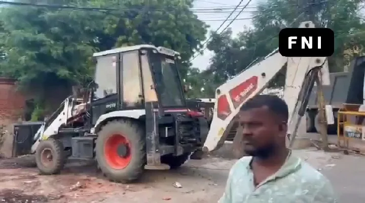 लखनऊ में हाईकोर्ट के आदेश पर अवैध निर्माणों पर बुलडोजर