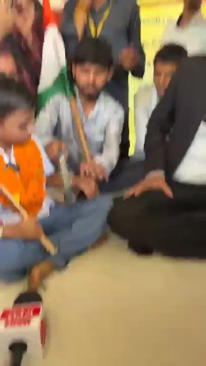 छह साल का बच्चा धरने पर बैठा माता पिता को छोड़ने के लिए