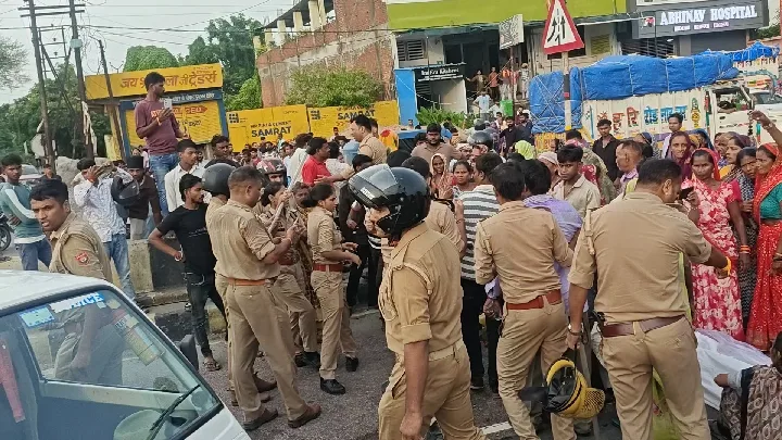 कानपुर में महिला की मौत के बाद हाईवे पर शव रखकर जाम का प्रयास