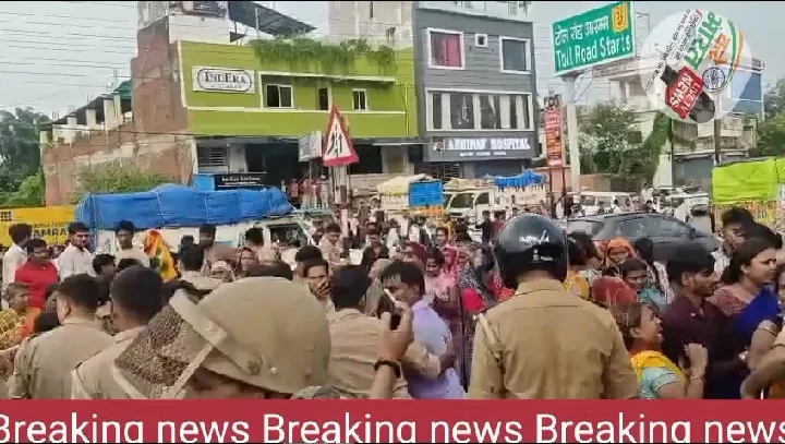 कानपुर में महिला की संदिग्ध मौत के बाद हाईवे जाम, पुलिस ने किया लाठीचार्ज